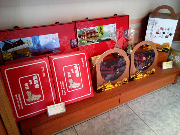 吳萬春蜜餞(武廟店)： 【臺南Ω中西區】吳萬春蜜餞。巷弄中的古早味「鹹酸甜」，蜜餞、果乾、脆片應有盡有