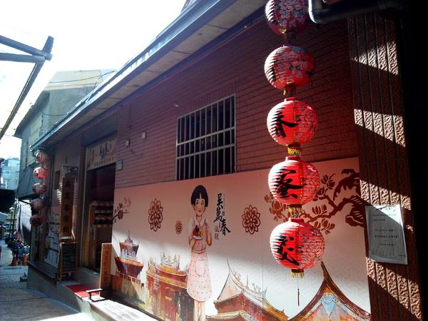 吳萬春蜜餞(武廟店)： 【臺南Ω中西區】吳萬春蜜餞。巷弄中的古早味「鹹酸甜」，蜜餞、果乾、脆片應有盡有