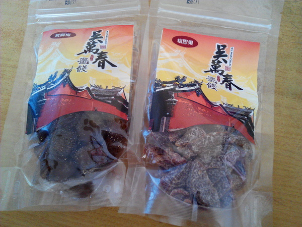 吳萬春蜜餞(武廟店)： 【臺南Ω中西區】吳萬春蜜餞。巷弄中的古早味「鹹酸甜」，蜜餞、果乾、脆片應有盡有