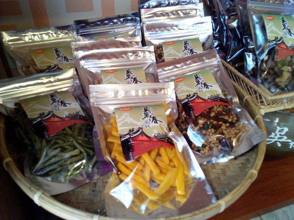 吳萬春蜜餞(武廟店)： 【臺南Ω中西區】吳萬春蜜餞。巷弄中的古早味「鹹酸甜」，蜜餞、果乾、脆片應有盡有