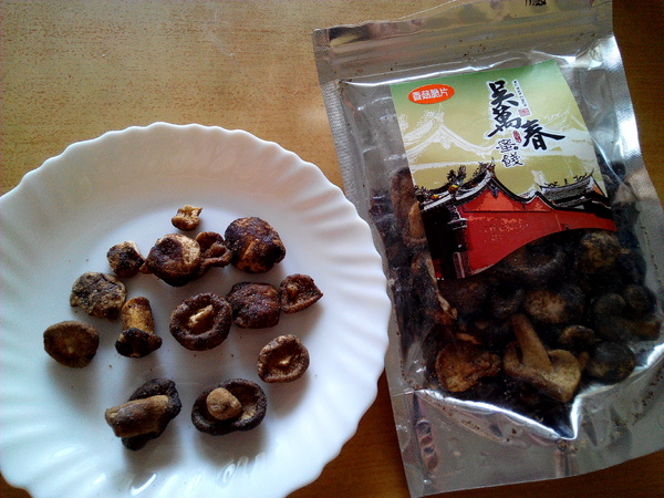 吳萬春蜜餞(武廟店)： 【臺南Ω中西區】吳萬春蜜餞。巷弄中的古早味「鹹酸甜」，蜜餞、果乾、脆片應有盡有