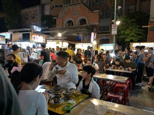 夜市 特輯#2︱寧夏夜市 排隊必吃美食-賴雞蛋蚵仔煎、榮登米其林必比登劉芋仔︱口袋私藏 方家雞肉飯 ︱ 打彈珠 保有童真的時代