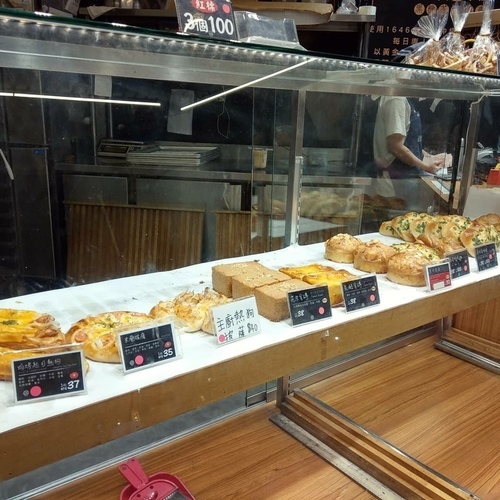 夜市 特輯#2︱寧夏夜市 排隊必吃美食-賴雞蛋蚵仔煎、榮登米其林必比登劉芋仔︱口袋私藏 方家雞肉飯 ︱ 打彈珠 保有童真的時代