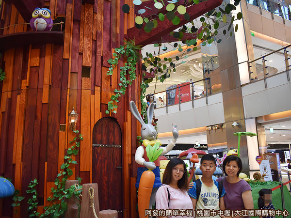 大江國際購物中心18-愛麗絲夢遊仙境-留影.JPG