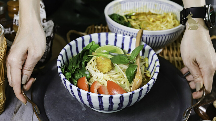 台中素食| 熱浪島叻沙湯麵(純素)讓人欲罷不能的濃郁湯頭與Q彈麵體在家也能享用