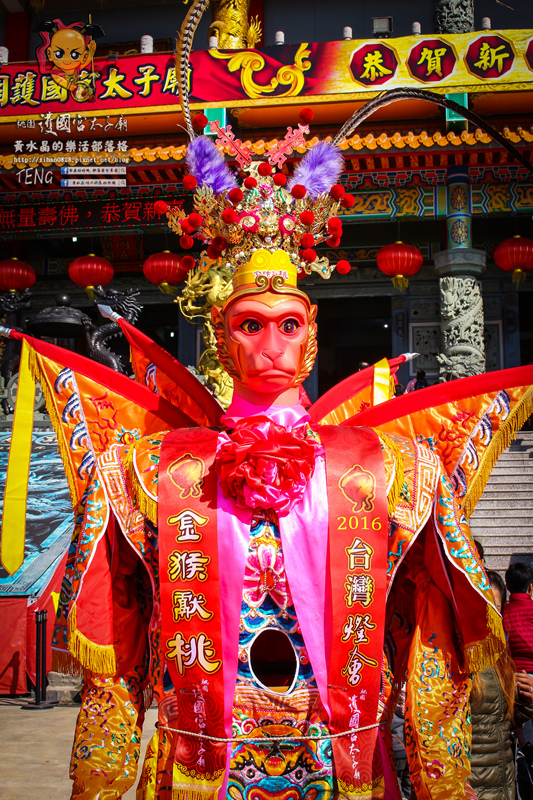 護國宮太子廟(太子遊樂園)|桃園市/桃園區(北台灣最大太子廟/旋轉木馬/咖啡杯/海盜船/大型充氣氣墊設備/投籃機，乎哩玩免費。)