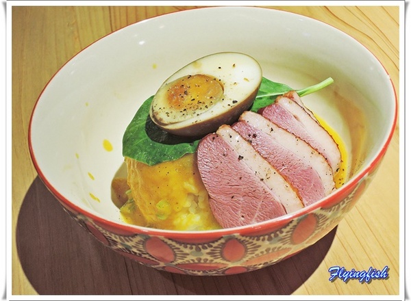 SALT PEANUTS 鹹花生黑膠咖啡館 (三創店)： ✜ 一再回訪Light Jazz陪伴滴勇慵懶下午茶 -「鹹花生黑膠咖啡館Salt Peanuts Vinyl Cafe (三創店)」↖(^ω^)↗