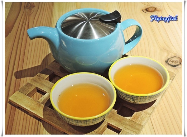 SALT PEANUTS 鹹花生黑膠咖啡館 (三創店)： ✜ 一再回訪Light Jazz陪伴滴勇慵懶下午茶 -「鹹花生黑膠咖啡館Salt Peanuts Vinyl Cafe (三創店)」↖(^ω^)↗