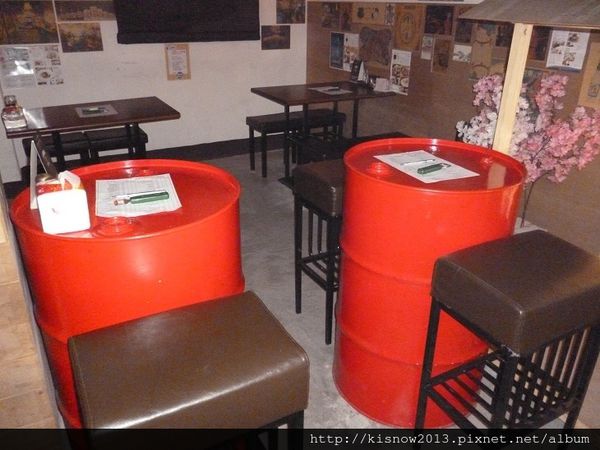 老串燒9-汽油桶座位.JPG