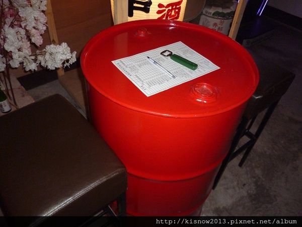 老串燒10-汽油桶座位.JPG