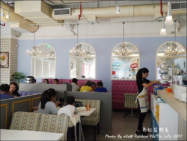 Rainbow Waffle cafe-06.jpg
