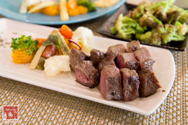 HAPPY FOOD 樂食新鉄板料理：【台南南區】首推櫻桃鴨腿和牛排｜鐵板甜食滿滿莓果味｜舒肥烹調｜法式鐵板燒好好食~HAPPY FOOD 樂食新鉄板料理