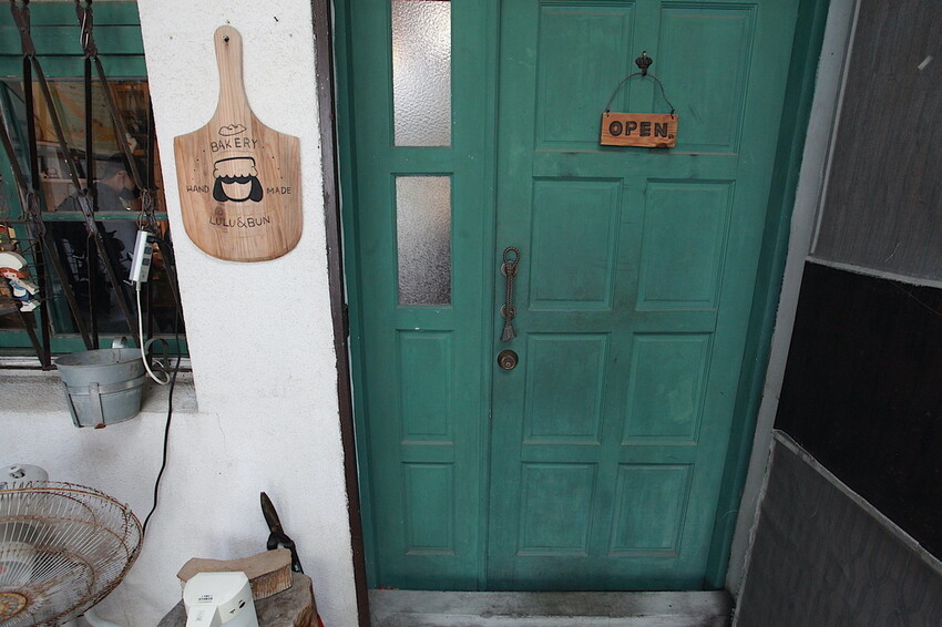 台南市中西區吃。台南｜中西區。「LULU&BUN麵包店」隱身在巷弄知名老宅麵包店，小清新的營業空間經常提早售完「LULU&BUN