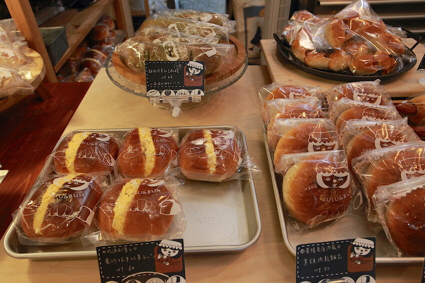 台南市中西區吃。台南｜中西區。「LULU&BUN麵包店」隱身在巷弄知名老宅麵包店，小清新的營業空間經常提早售完「LULU&BUN