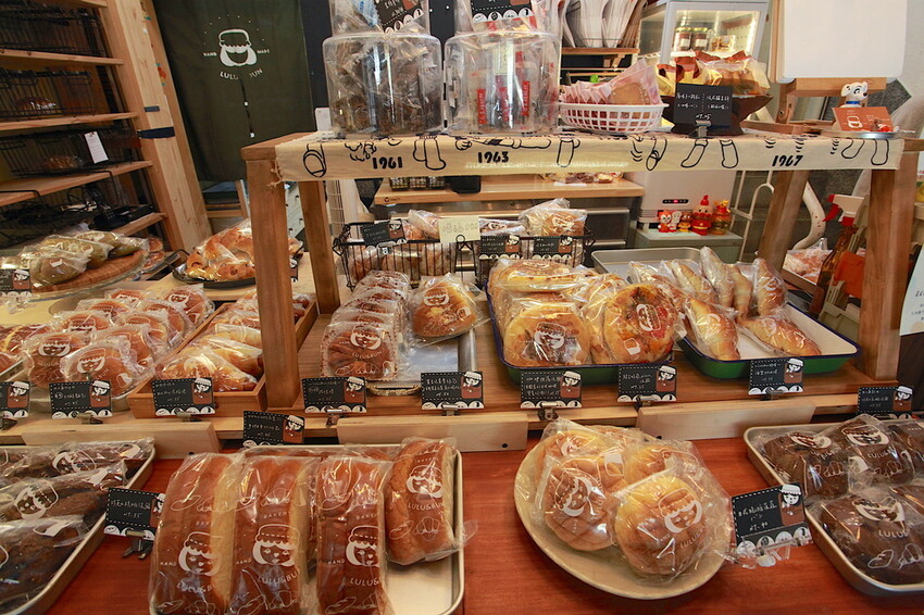 台南市中西區吃。台南｜中西區。「LULU&BUN麵包店」隱身在巷弄知名老宅麵包店，小清新的營業空間經常提早售完「LULU&BUN