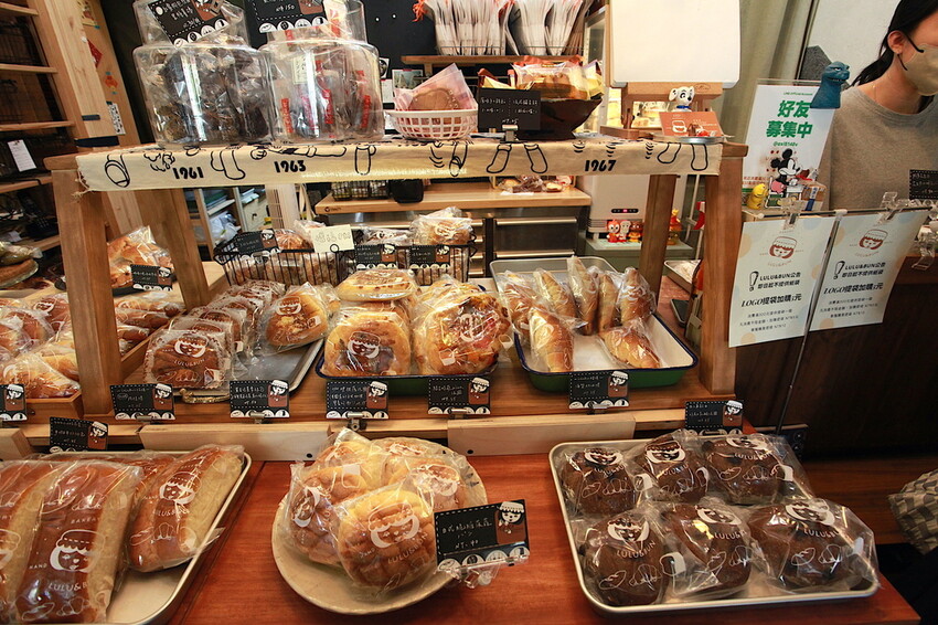 台南市中西區吃。台南｜中西區。「LULU&BUN麵包店」隱身在巷弄知名老宅麵包店，小清新的營業空間經常提早售完「LULU&BUN