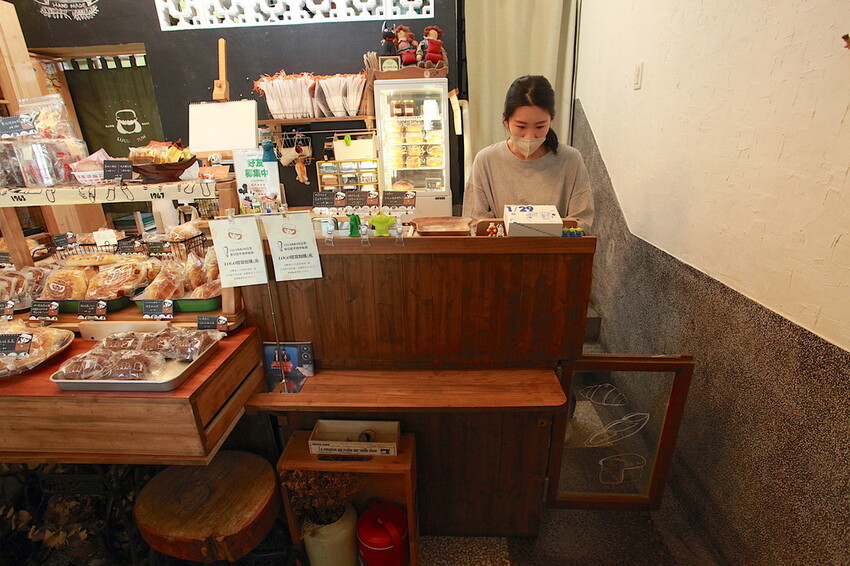 台南市中西區吃。台南｜中西區。「LULU&BUN麵包店」隱身在巷弄知名老宅麵包店，小清新的營業空間經常提早售完「LULU&BUN