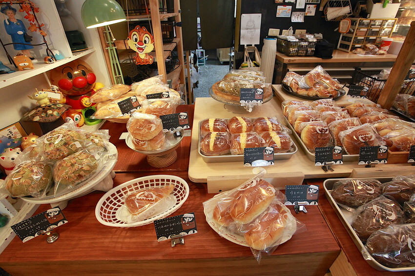 台南市中西區吃。台南｜中西區。「LULU&BUN麵包店」隱身在巷弄知名老宅麵包店，小清新的營業空間經常提早售完「LULU&BUN