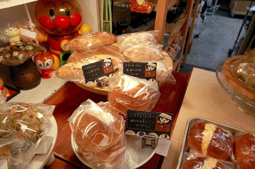 台南市中西區吃。台南｜中西區。「LULU&BUN麵包店」隱身在巷弄知名老宅麵包店，小清新的營業空間經常提早售完「LULU&BUN