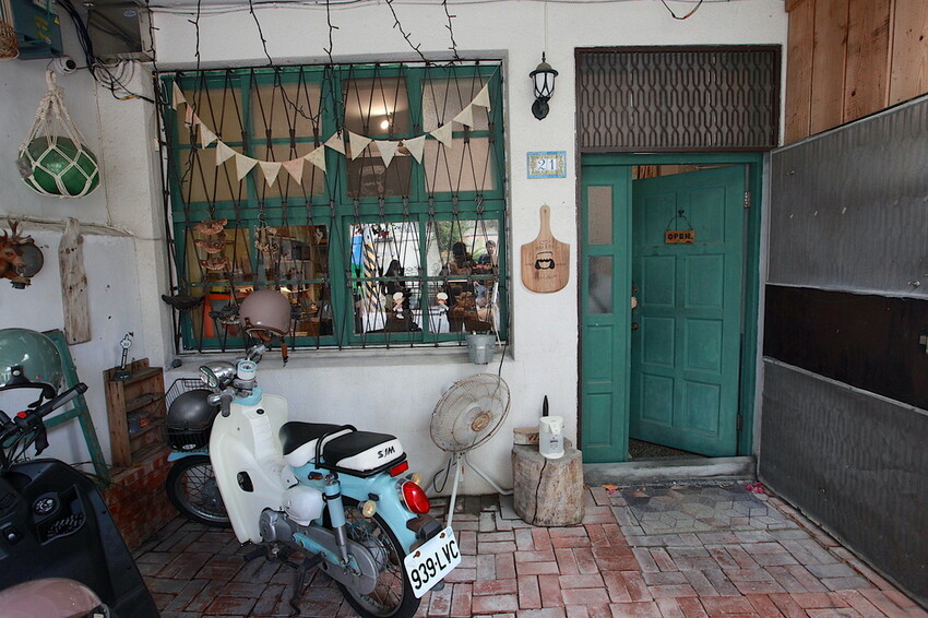 台南市中西區吃。台南｜中西區。「LULU&BUN麵包店」隱身在巷弄知名老宅麵包店，小清新的營業空間經常提早售完「LULU&BUN