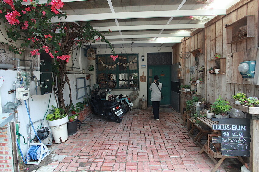 台南市中西區吃。台南｜中西區。「LULU&BUN麵包店」隱身在巷弄知名老宅麵包店，小清新的營業空間經常提早售完「LULU&BUN