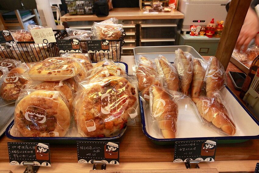 台南市中西區吃。台南｜中西區。「LULU&BUN麵包店」隱身在巷弄知名老宅麵包店，小清新的營業空間經常提早售完「LULU&BUN