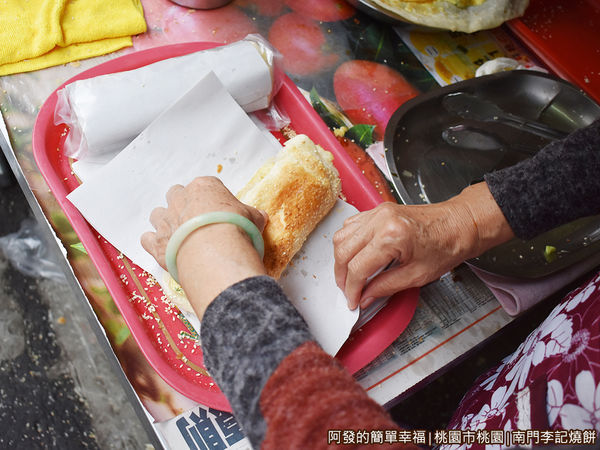 李燒餅10-燒餅夾蛋餅.jpg