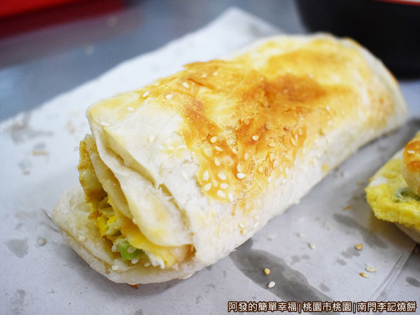 李燒餅13-燒餅夾蛋餅外觀.JPG