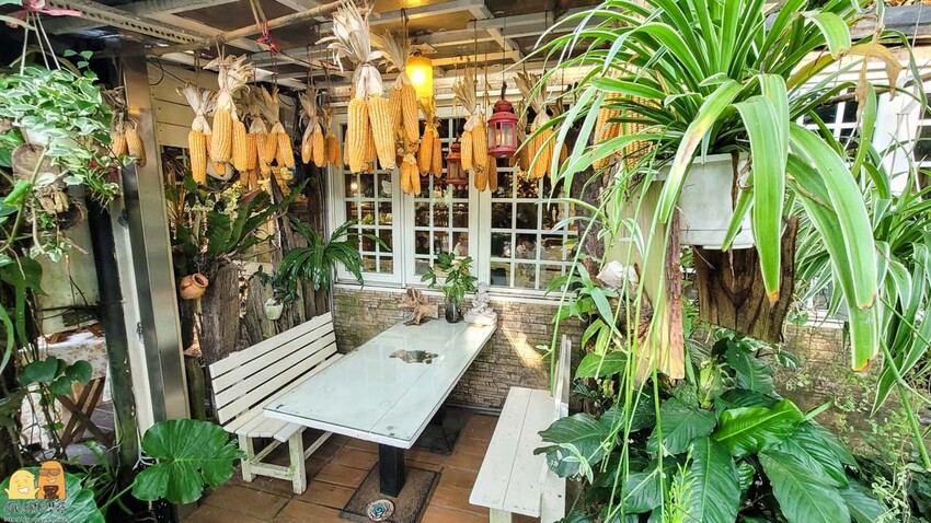 桃園龜山綠庭緣網美森林系咖啡廳，和煦陽光灑落遠方蟲鳴鳥叫，享受清幽休閒的下午茶，不用開到山區就能享受