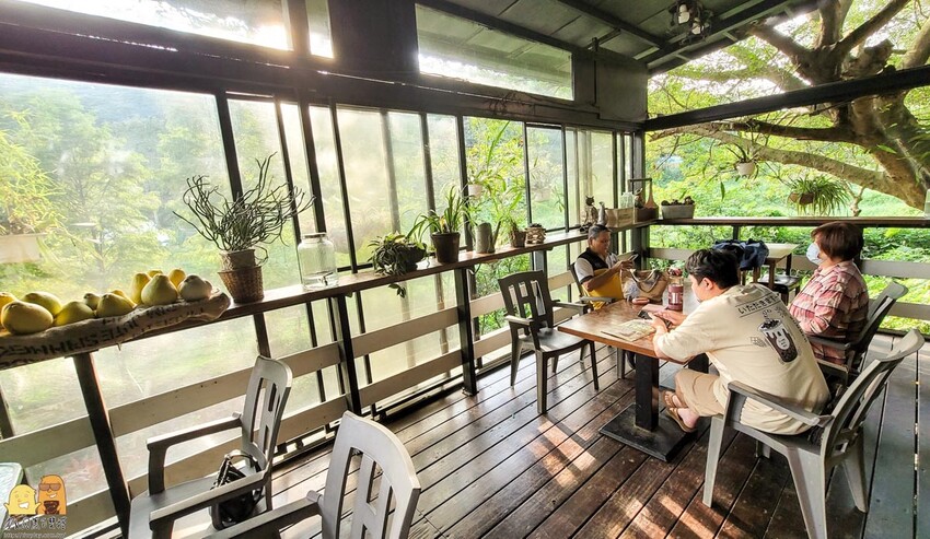 桃園龜山綠庭緣網美森林系咖啡廳，和煦陽光灑落遠方蟲鳴鳥叫，享受清幽休閒的下午茶，不用開到山區就能享受