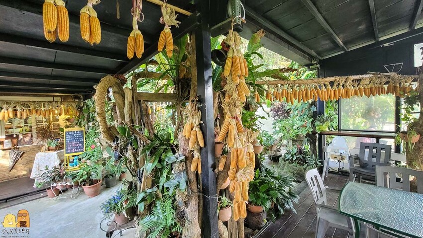 桃園龜山綠庭緣網美森林系咖啡廳，和煦陽光灑落遠方蟲鳴鳥叫，享受清幽休閒的下午茶，不用開到山區就能享受