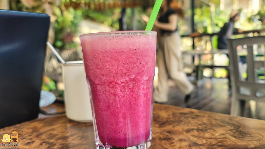 桃園龜山綠庭緣網美森林系咖啡廳，和煦陽光灑落遠方蟲鳴鳥叫，享受清幽休閒的下午茶，不用開到山區就能享受