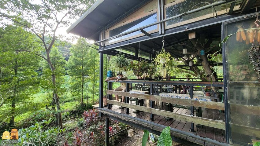 桃園龜山綠庭緣網美森林系咖啡廳，和煦陽光灑落遠方蟲鳴鳥叫，享受清幽休閒的下午茶，不用開到山區就能享受