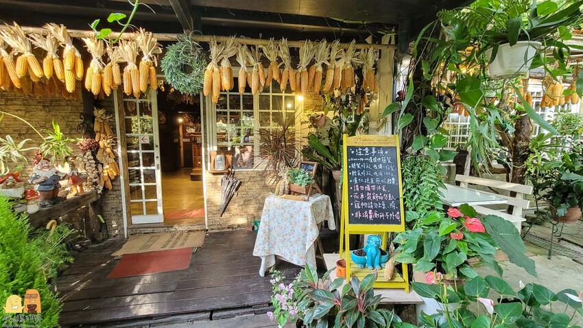 桃園龜山綠庭緣網美森林系咖啡廳，和煦陽光灑落遠方蟲鳴鳥叫，享受清幽休閒的下午茶，不用開到山區就能享受