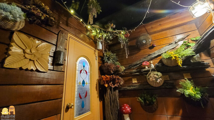 桃園龜山綠庭緣網美森林系咖啡廳，和煦陽光灑落遠方蟲鳴鳥叫，享受清幽休閒的下午茶，不用開到山區就能享受