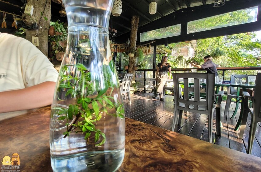 桃園龜山綠庭緣網美森林系咖啡廳，和煦陽光灑落遠方蟲鳴鳥叫，享受清幽休閒的下午茶，不用開到山區就能享受