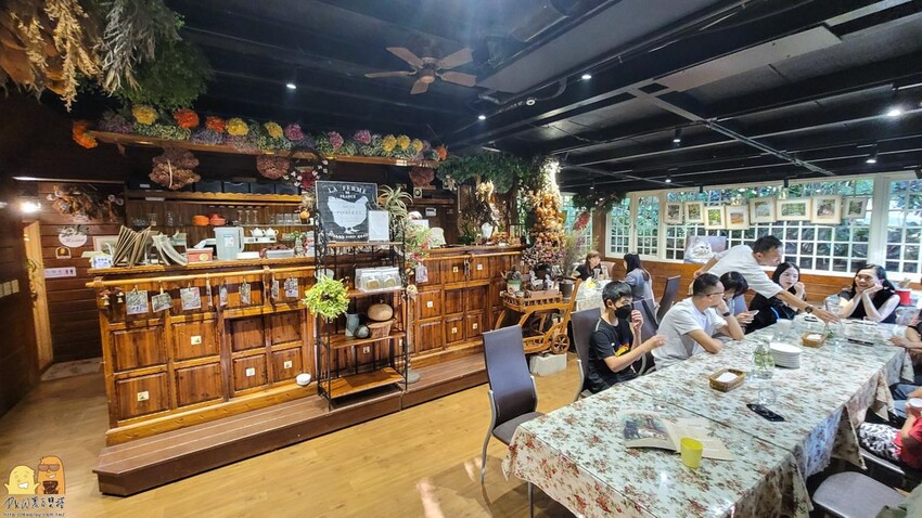 桃園龜山綠庭緣網美森林系咖啡廳，和煦陽光灑落遠方蟲鳴鳥叫，享受清幽休閒的下午茶，不用開到山區就能享受