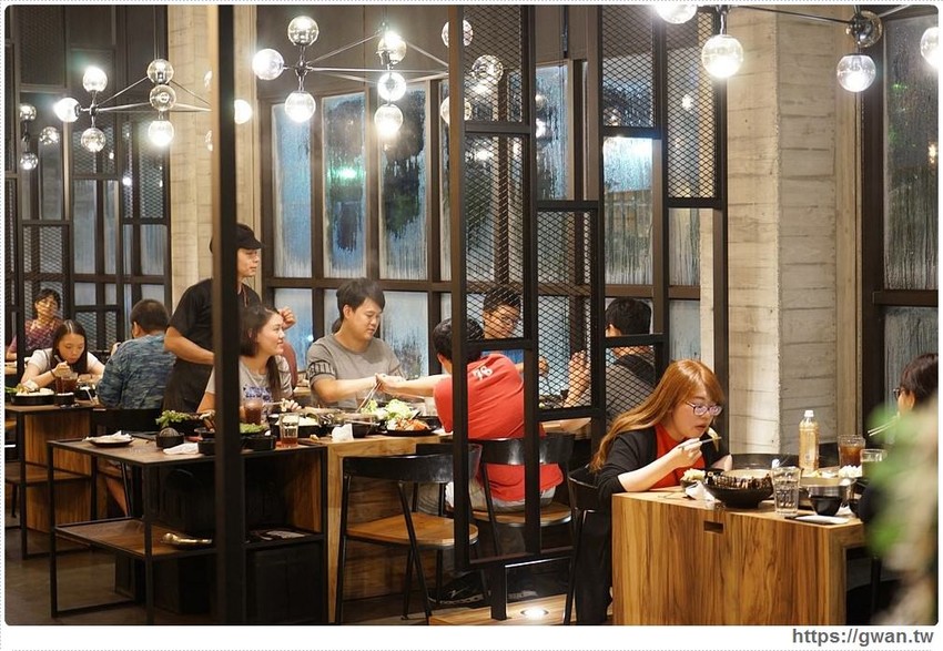 宇良食巨無霸肉盤+浮誇手臂蝦，無霸三人套餐海陸通吃