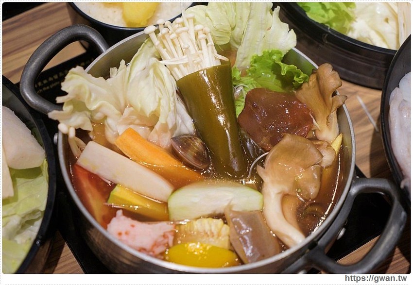 宇良食巨無霸肉盤+浮誇手臂蝦，無霸三人套餐海陸通吃