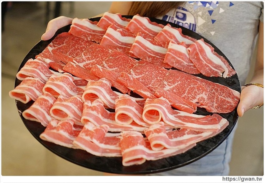 宇良食巨無霸肉盤+浮誇手臂蝦，無霸三人套餐海陸通吃