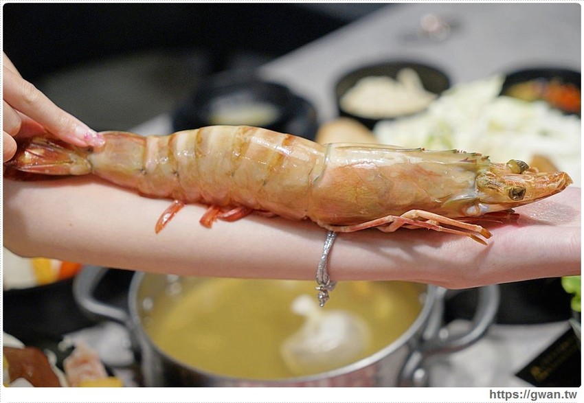 宇良食巨無霸肉盤+浮誇手臂蝦，無霸三人套餐海陸通吃