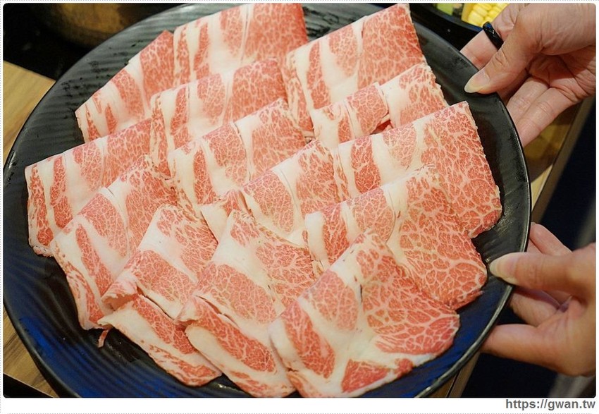 宇良食巨無霸肉盤+浮誇手臂蝦，無霸三人套餐海陸通吃