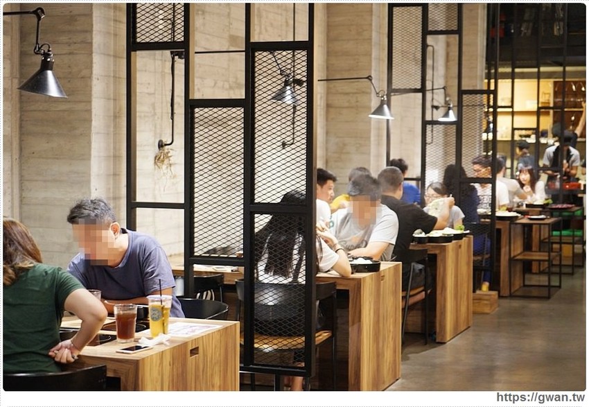 宇良食巨無霸肉盤+浮誇手臂蝦，無霸三人套餐海陸通吃