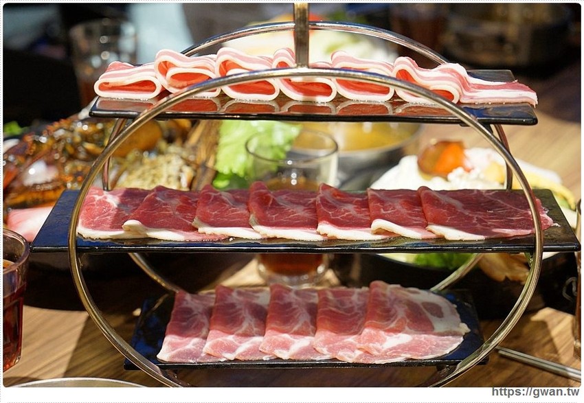 宇良食巨無霸肉盤+浮誇手臂蝦，無霸三人套餐海陸通吃