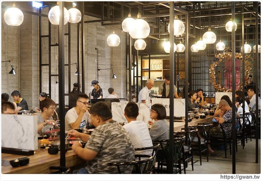 宇良食巨無霸肉盤+浮誇手臂蝦，無霸三人套餐海陸通吃