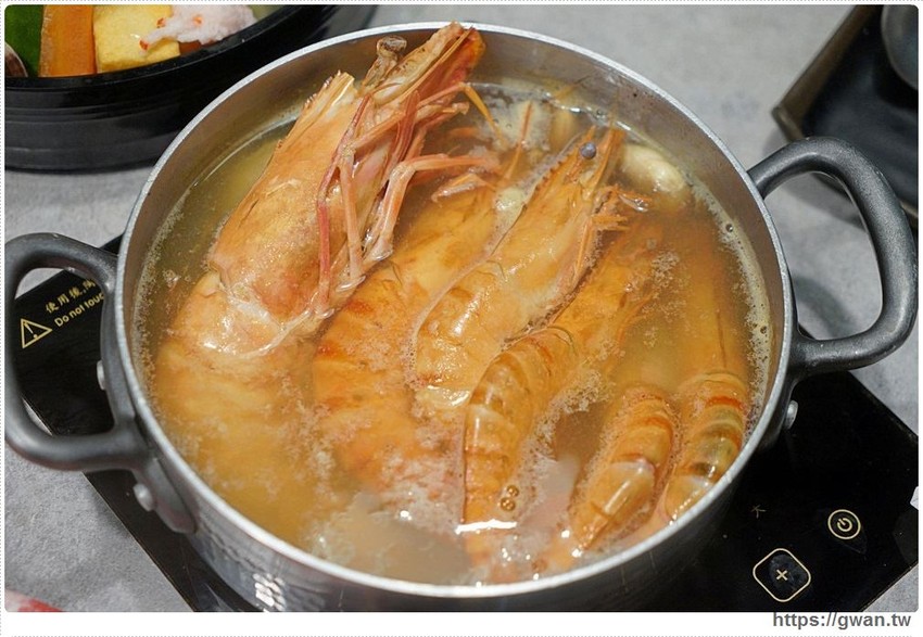 宇良食巨無霸肉盤+浮誇手臂蝦，無霸三人套餐海陸通吃