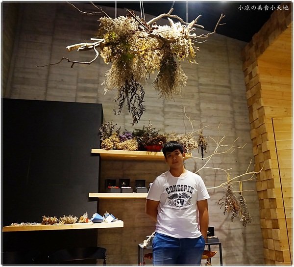 宇良食 健康鍋物:台中沙鹿』宇良食健康鍋物║工業風乾燥花鍋物餐廳94狂!龍蝦雙人套餐霸氣登場,超美鑄鐵鍋時尚又流行!