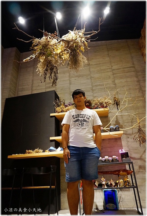 宇良食 健康鍋物:台中沙鹿』宇良食健康鍋物║工業風乾燥花鍋物餐廳94狂!龍蝦雙人套餐霸氣登場,超美鑄鐵鍋時尚又流行!