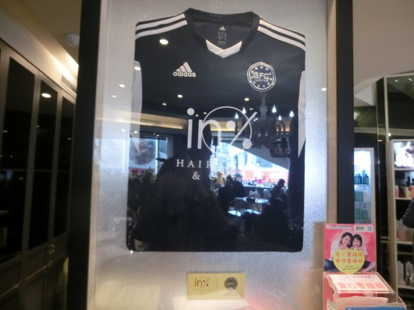 in% HAIR&CAFE:「in% HAIR&CAFE」- 藝人超推!不但有好吃的下午茶還有帥店長和正妹店員為您服務~實在無法擋的誘惑!