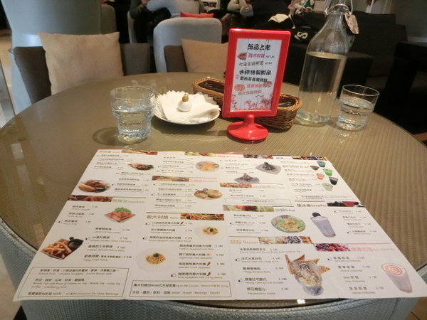 in% HAIR&CAFE:「in% HAIR&CAFE」- 藝人超推!不但有好吃的下午茶還有帥店長和正妹店員為您服務~實在無法擋的誘惑!